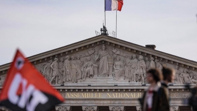 Скандальный закон о повышении пенсионного возраста до 64 лет приняли во Франции