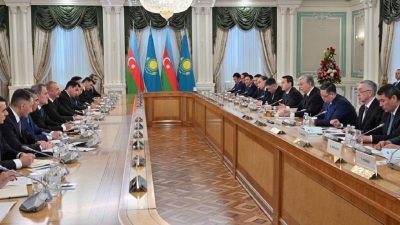 Токаев и Алиев провели переговоры в расширенном составе