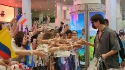 Димаша Кудайбергена встретили в аэропорту Куала-Лумпура восторженные фанаты (видео)