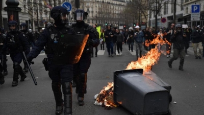 Более 1 млн человек вышли на протесты во Франции: подожжена мэрия, ранены полицейские