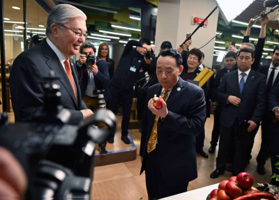 Токаев угостил гендиректора FAO алматинским апортом