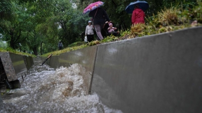 Сильный дождь пообещали синоптики жителям двух мегаполисов