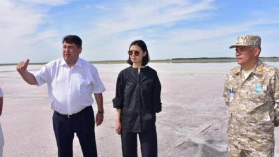 Обмелевшее розовое озеро в Павлодарской области посетила глава Минэкологии