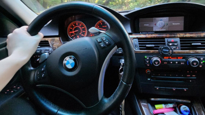 Автоледи на BMW задолжала почти 20 млн тенге в Шымкенте