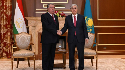 Токаев встретил в аэропорту президента Таджикистана