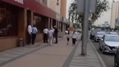 "Провели учения": мужчина с ножом напугал посетителей банка в Астане (видео)