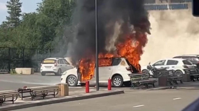 Авто загорелось на парковке аэропорта в Уральске (фото, видео)