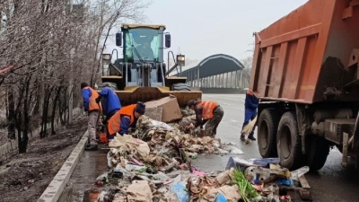 Кучи мусора оставили продавцы цветов после 8 марта в Алматы (фото, видео)