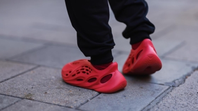 Adidas предстоит решить судьбу обуви Yeezy, выпущенной в сотрудничестве с Канье Уэстом