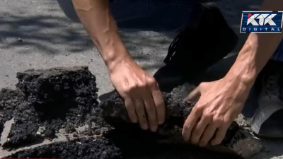 "Просто руками берем &ndash; и он крошится": новый рассыпающийся асфальт разозлил талдыкорганцев