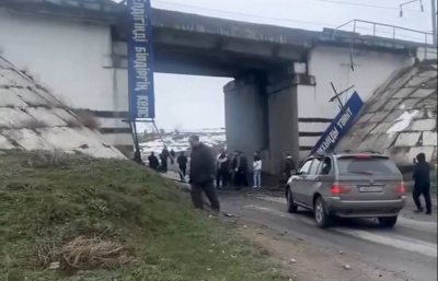 Часть железнодорожного моста обрушилась в Шымкенте