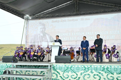 Спикер Мажилиса передал поздравления президента по случаю юбилея Машхура Жусупа Копеева