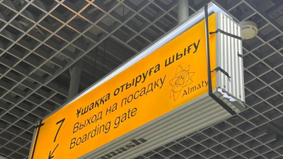 В аэропорту Алматы сломанную табличку обмотали изолентой вместо ремонта