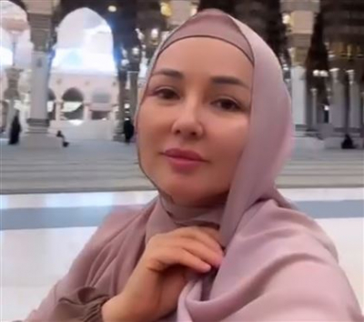 "Орамалмен жүре беретін шығармын": Әнші Жазира Байырбекова умрада жүр