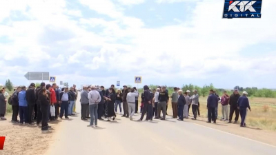 Жители пригорода Актобе перекрыли трассу, устав жить без света, газа и воды