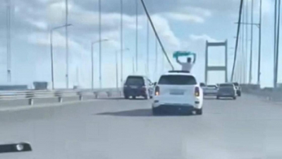 Высунулся из люка с флагом Казахстана: водителя и пассажира внедорожника наказали в области Абай (видео)