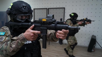 Задерживают террористов и спасают от взрывов: как работает полицейский спецназ в Алматы