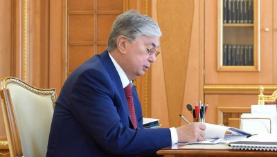 Токаев подписал поправки по соцзащите занятых на вредных производствах