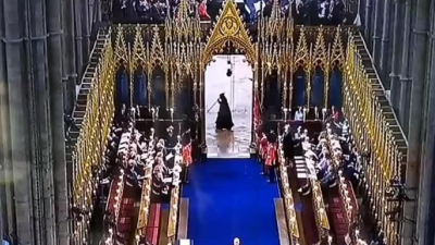 Таинственная фигура в черном плаще на коронации Карла III вызвала ажиотаж в Сети (видео)