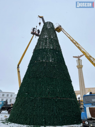 В Актобе устанавливают главную ёлку