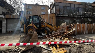 В центре Алматы начали сносить "летник" одного из кафе (фото)