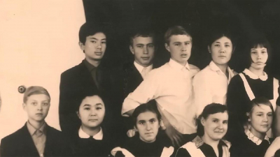 Драка, шампанское на летном поле, стрелка на брюках: одноклассники рассказали, каким был Токаев