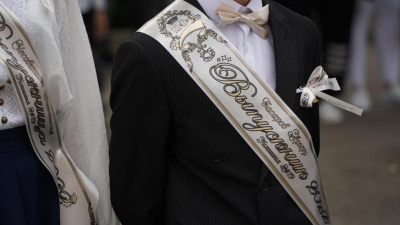 Министр просвещения ответил на слова депутата о непрофессиональном решении продлить учебный год