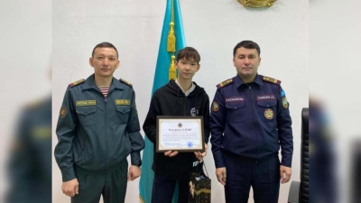 Восьмиклассник из Кызылорды рискнул жизнью и спас друга, провалившегося под лед
