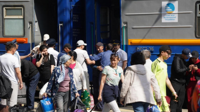 Охота за билетами: казахстанцы вынуждены переплачивать за отпуск из-за перекупщиков