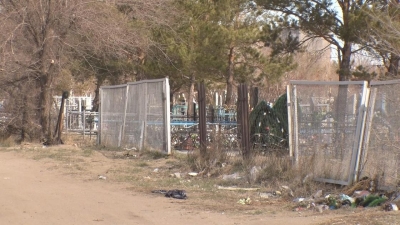 Ничего святого: одно из самых больших кладбищ разворовывают в Павлодаре