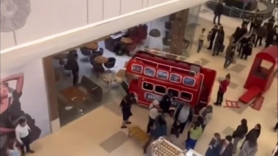 Дети сели за руль игрового автобуса в ТРЦ Алматы и врезались в витрину (видео)