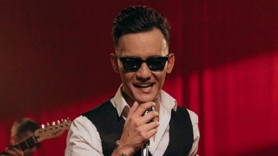 "И продувает, и удобно": Али Окапов в резиновых шлепанцах развеселил фанатов (видео)