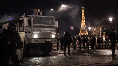 Макрон решил протолкнуть спорный закон о пенсиях без голосования. В Париже - беспорядки