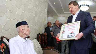 Автомобиль подарили столетнему ветерану войны в Кызылординской области