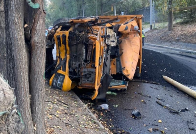 Грузовик на скорости снес газовую опору в Алматы (ВИДЕО)