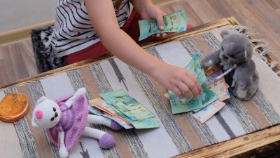 Как научить ребенка правильно тратить деньги в Казахстане