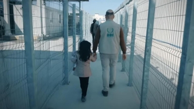 Семилетнюю дочку бывшего казахстанского боевика вернули из Сирии (видео)