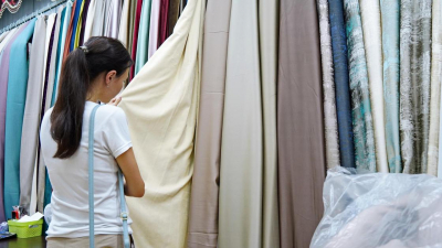 "Алматинцы скупают светоотражающие шторы": торговцы рассказали, как изменились продажи после перевода часов