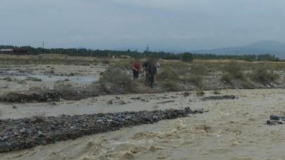 Два ребенка застряли на островке из-за подъема воды в Алматинской области