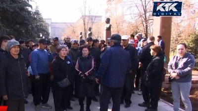 Сотни человек пришли к акимату Алматы отстаивать рынок (видео)