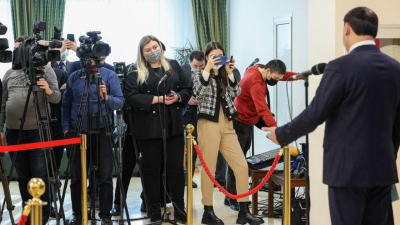 "Формируют устойчивый иммунитет к популизму и провокациям": Токаев поздравил журналистов с Днем работников СМИ