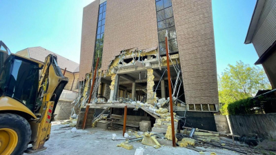 Еще одно многоэтажное здание начали сносить в Алматы
