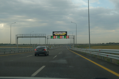 Дороги строят на народной земле!