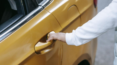 Таксистов агрегаторов в Казахстане хотят обязать ездить с шашечками и вовремя отдыхать