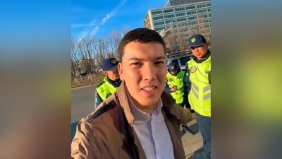 Блогер во время остановки полицейскими обмочился в штаны в Атырау (видео)