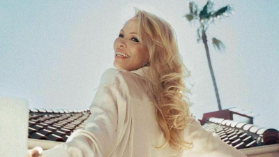 56-летняя звезда "Спасателей Малибу" снялась для обложки книги без макияжа