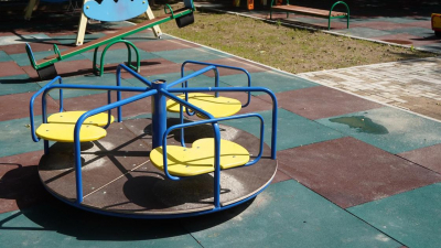 Ребенок застрял головой в карусели на детской площадке в Караганде