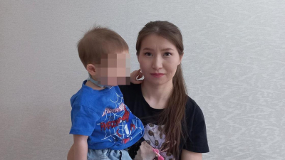 Ребенок не может есть и дышать без трубок после того, как проглотил марганцовку в Алматы