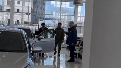 Кадры с чиновником в автосалоне Атырау во время угрозы паводков объяснили в акимате