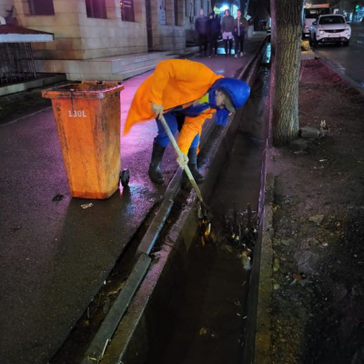 Из-за сильного ливня в Алматы коммунальные службы работают в усиленном режиме